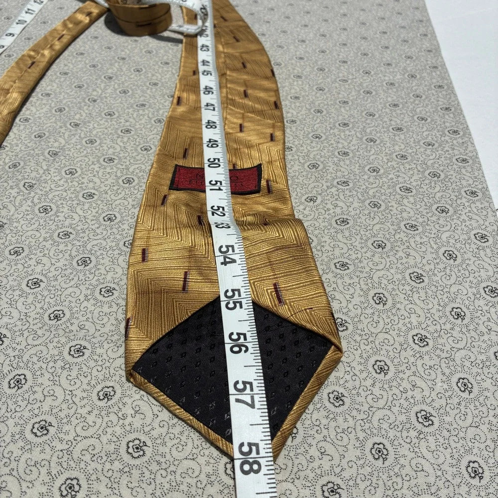 Neo Bill Blass Gold Chevron Silk Necktie Geometric Jacquard Men Formal Accessory